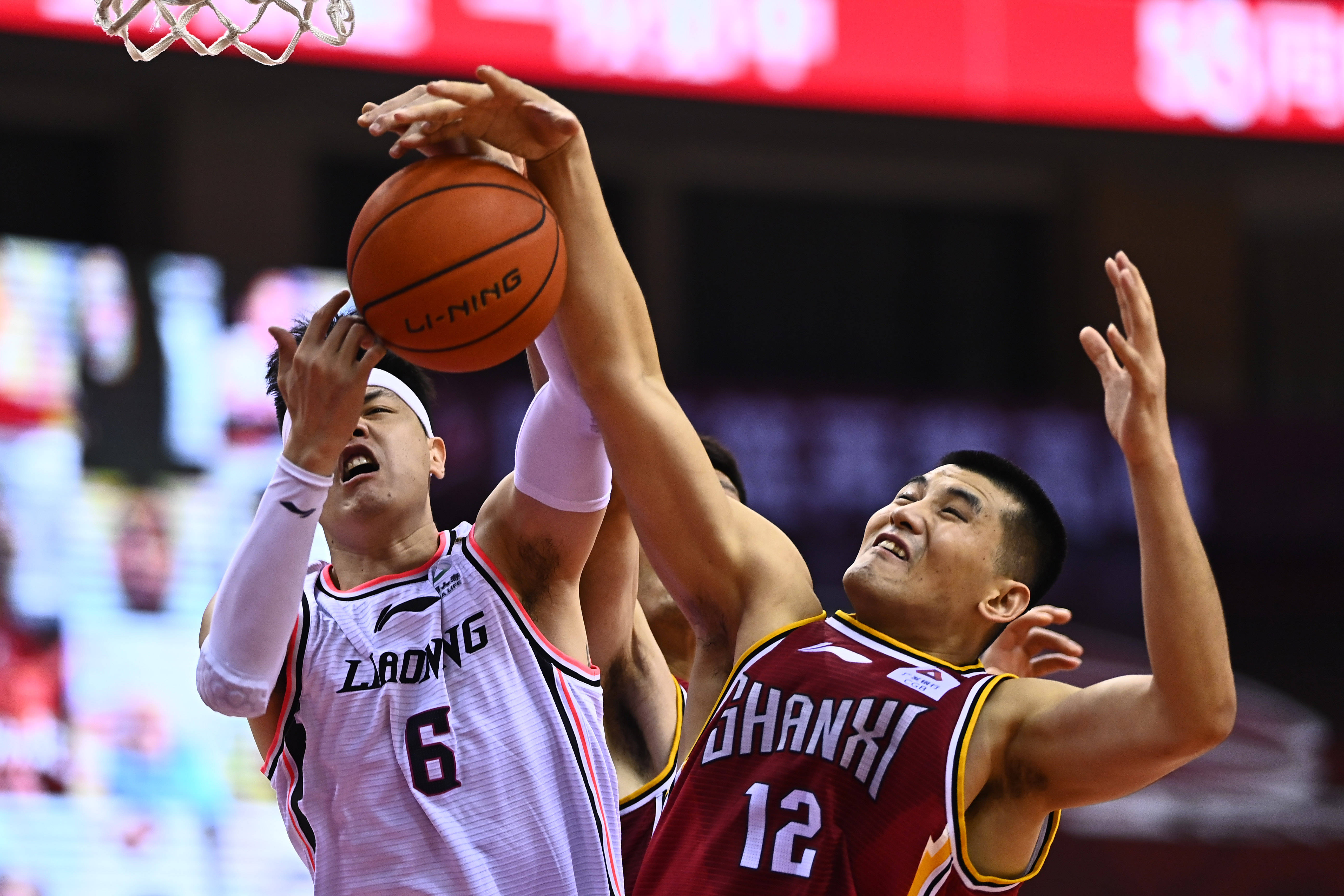 意媒：为避免球迷干扰，斯帕莱蒂决定尤文不在那不勒斯过夜（意媒称斯帕莱蒂为规避球迷打扰，决定尤文不在那不勒斯留宿）