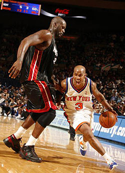 维持原判！布朗突破肘倒翟晓川后者阻挡 许利民交涉挑战也是失败（判罚维持！布朗突破肘击致翟晓川倒地判其阻挡，许利民挑战无果）