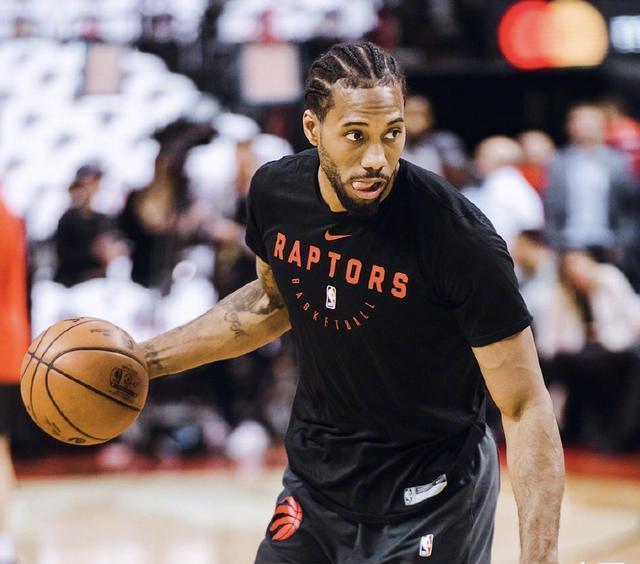 足坛一夜动态：AC米兰大逆转登顶意甲第1，B费创纪录曼联复仇狼队（今晨足坛快讯：AC米兰逆转登顶意甲榜首，B费破纪录助曼联复仇狼队）